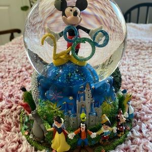 Disney 2000’s snow globe/music box rare!